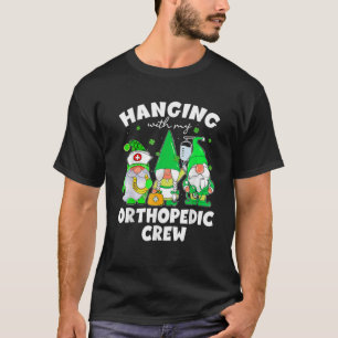Funny Gnome Hangen met orthopedisch zuster St Patr T-shirt