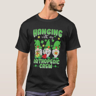 Funny Gnome Hangen met orthopedisch zuster St Patr T-shirt