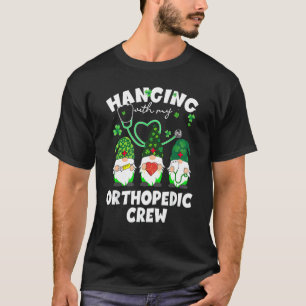 Funny Gnome Hangen met orthopedisch zuster St Patr T-shirt