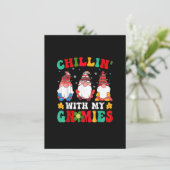 Funny Gnome Kerstchillin met mijn gnomen Fami Kaart (Staand voorkant)