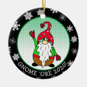 Funny Gnome Pun Kerstmis Keramisch Ornament (Voorkant)