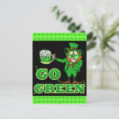 Funny "Go Green" Drink Leprechaun Briefkaart (Staand voorkant)