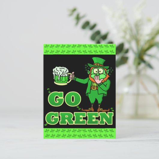 Funny "Go Green" Drink Leprechaun Briefkaart (Staand voorkant)