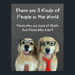 Funny Golden Retriever Wiskunde Joke Classroom Poster<br><div class="desc">Dit poster bevat een paar gouden hondenhonden gekleed als wiskunde "nerds" die voor een krijtbord staan. De grap luidt: "Er zijn drie soorten mensen in de wereld. Zij die goed zijn in wiskunde,  en zij die dat niet zijn." Ideaal voor de leraar of student in je leven!</div>