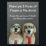 Funny Golden Retriever Wiskunde Joke Notitieboek<br><div class="desc">Deze laptop bevat een paar gouden hondenhonden die zijn gekleed als "nerds" van de wiskunde en die voor een krijtbord staan. De grap luidt: "Er zijn drie soorten mensen in de wereld. Zij die goed zijn in wiskunde, en zij die dat niet zijn." Ideaal voor de leraar of student in...</div>
