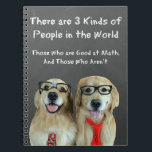 Funny Golden Retriever Wiskunde Joke Notitieboek<br><div class="desc">Deze laptop bevat een paar gouden hondenhonden die zijn gekleed als "nerds" van de wiskunde en die voor een krijtbord staan. De grap luidt: "Er zijn drie soorten mensen in de wereld. Zij die goed zijn in wiskunde, en zij die dat niet zijn." Ideaal voor de leraar of student in...</div>