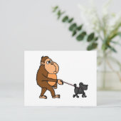 Funny Gorilla Walking Black Poodle Dog Briefkaart (Staand voorkant)