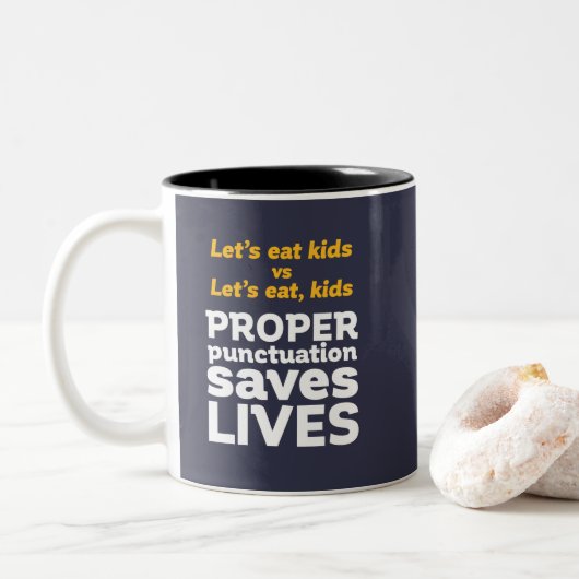 Funny Grammar Let's Eat Punctuation Save Lives Tweekleurige Koffiemok (Met donut)
