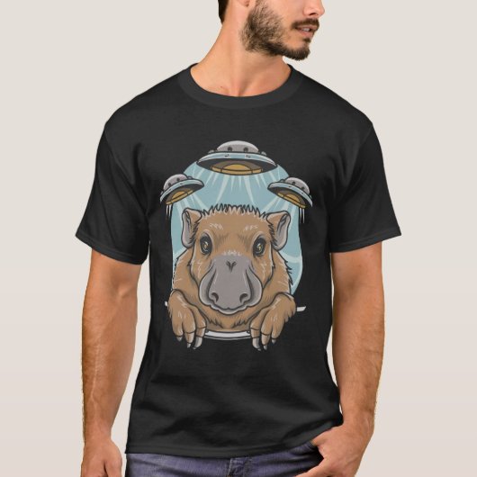Funny Graphic T-shirt Capybara Selfie met UFO's Ra (Voorkant)