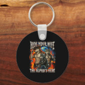 Funny Graphic Tee Hide Your Wife The Alpha Is Here Sleutelhanger (Voorkant)