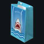Funny Great White Shark Birthday w/Jouw naam Klein Cadeauzakje<br><div class="desc">Het noemen van grote witte haaiensprongen van de golven. Pas aan met uw eigen naam of tekst of laat het leeg zoals u kiest.</div>