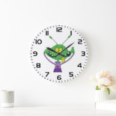 Funny Green Alien Making Silly Face Grote Klok (Huis)