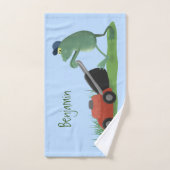 Funny green frog mowing grawn cartoon bad handdoek (Handdoek)