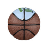 Funny green frog mowing grawn cartoon basketbal (Rechts)