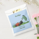 Funny green frog mowing grawn cartoon bedankzakje (Gezegeld)