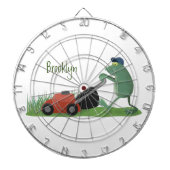 Funny green frog mowing grawn cartoon dartbord (Voorkant)