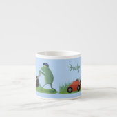 Funny green frog mowing grawn cartoon espresso kop (Voorkant)
