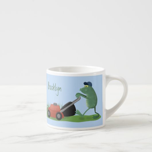 Funny green frog mowing grawn cartoon espresso kop (Rechts)
