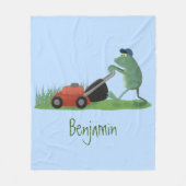 Funny green frog mowing grawn cartoon fleece deken (Voorkant)