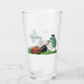 Funny green frog mowing grawn cartoon glas (Achterkant)