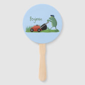 Funny green frog mowing grawn cartoon handwaaier (Achterkant)