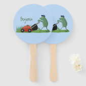 Funny green frog mowing grawn cartoon handwaaier (Voorkant en achterkant)