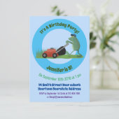 Funny green frog mowing grawn cartoon kaart (Staand voorkant)