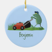 Funny green frog mowing grawn cartoon keramisch ornament (Achterkant)