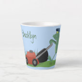 Funny green frog mowing grawn cartoon latte mok (Voorkant)