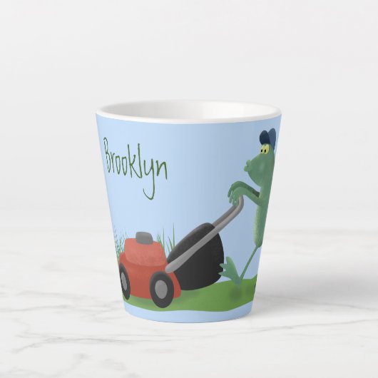 Funny green frog mowing grawn cartoon latte mok (Voorkant)