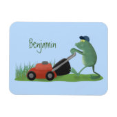Funny green frog mowing grawn cartoon magneet (Horizontaal)