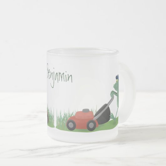 Funny green frog mowing grawn cartoon matglas koffiemok (Voorkant rechts)