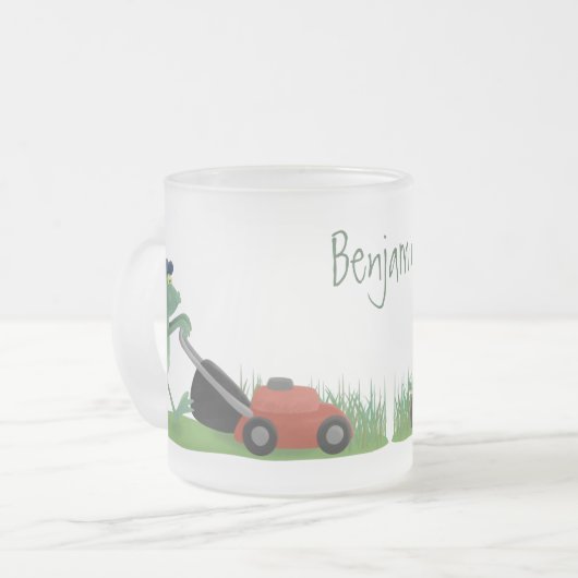 Funny green frog mowing grawn cartoon matglas koffiemok (Voorkant links)