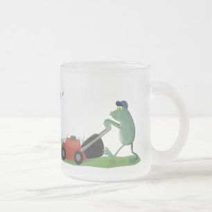 Funny green frog mowing grawn cartoon matglas koffiemok