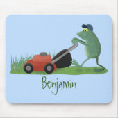 Funny green frog mowing grawn cartoon muismat (Voorkant)
