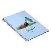 Funny green frog mowing grawn cartoon notitieboek (Rechterzijde)