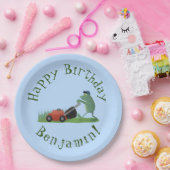 Funny green frog mowing grawn cartoon papieren bordje (Feest)