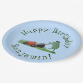 Funny green frog mowing grawn cartoon papieren bordje (Gekanteld)