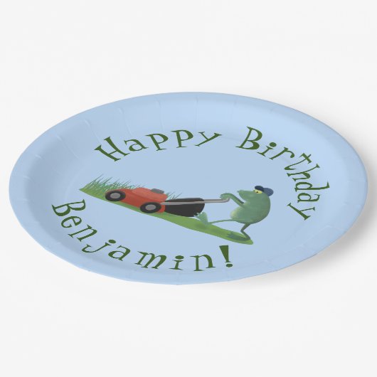 Funny green frog mowing grawn cartoon papieren bordje (Gekanteld)