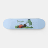 Funny green frog mowing grawn cartoon persoonlijk skateboard (Horizontaal)