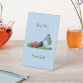Funny green frog mowing grawn cartoon reclamebord met voetstuk (Insitu)