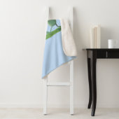 Funny green frog mowing grawn cartoon sherpa deken (In situ)