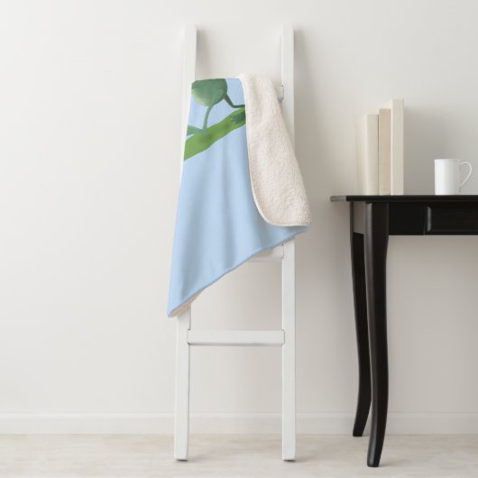 Funny green frog mowing grawn cartoon sherpa deken (In situ)