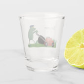 Funny green frog mowing grawn cartoon shot glas (Achterkant)