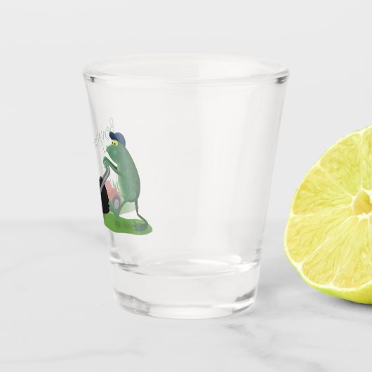 Funny green frog mowing grawn cartoon shot glas (Rechts)