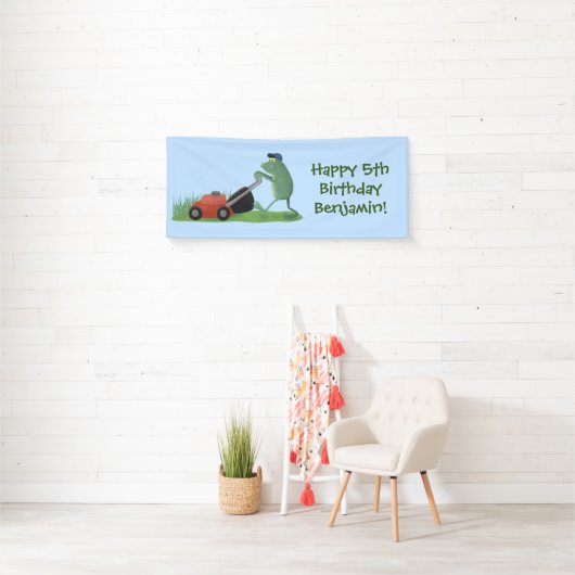 Funny green frog mowing grawn cartoon spandoek (Insitu)
