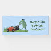 Funny green frog mowing grawn cartoon spandoek (Horizontaal)