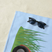 Funny green frog mowing grawn cartoon strandlaken (In situ)