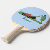 Funny green frog mowing grawn cartoon tafeltennisbatje (Voorkant Gekanteld)