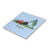 Funny green frog mowing grawn cartoon tegeltje (Zijkant)